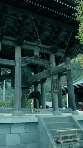 📍久遠寺【山梨】 Kuonji - Yamanashi 身延山久遠寺は、日蓮宗の総本山であり、鎌倉時代の1274年に日蓮聖人によって開かれた歴史ある大寺院です。 毎日、朝と夕方の2回、大鐘が撞かれています。 （朝の鐘撞は午前5時、夕方の鐘撞時刻は16時25分） 身体全体を使うダイナミックな鐘撞が特徴的！ Kuonji is the head temple of the Nichiren sect of Buddhism, founded by 日蓮聖人  in 1274 during the Kamakura period. Every day, the large temple bell is struck twice, once in the morning at 5 a.m. and once in the evening at 4:25 p.m. The bell ringing is characterized by a dynamic motion that uses the whole body! Camera: SONY ZV-E1 / FE35mm F1.4 GM , FE24-70 F2.8 GM Gimbal : DJI RS4 More reels🎥: @howell.wakayama  I'm videographer in Wakayama, Japan ______________ #Japan #japantravel #japantrip #torii #japanese