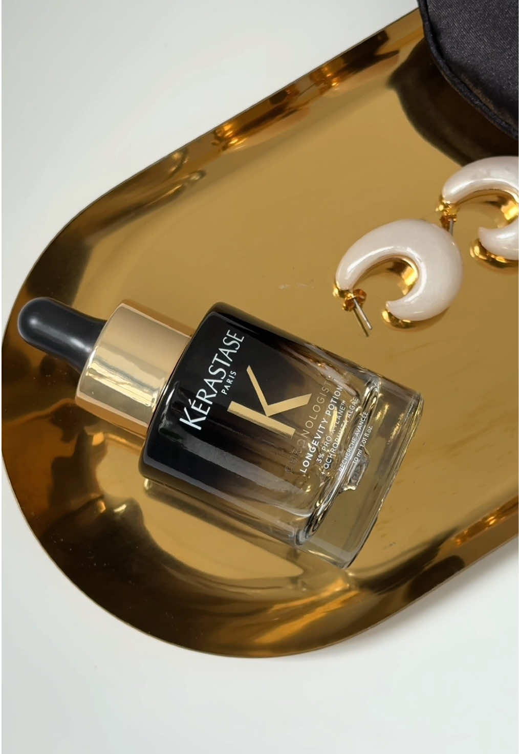 Timeless hair begins at the roots. Meet the newest icon in the Chronologiste collection, formulated with the Caviar of Longevity for the 1st time in haircare.  Powered by a unique combo of ingredients to activate elasticity, reinforce the protein scalp barrier, stimulate stem cells for new hair growth, and regenerate both scalp and hair. 🖤✨ #KerastaseID #Chronologiste #LuxuryHairCare #HairLongevity #HairCare