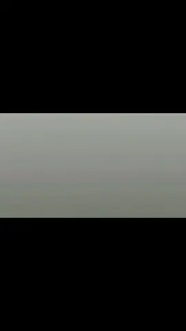 momen Gu Yang terungkap sebagai mata-mata Klan Hun yang menyamar selama 100 tahun dan mencoba membawa kabur Giok Dewa Kuno Tou She milik Klan Gu. 📖 Kronologi Momen Pengkhianatan dan Pengejaran Gu Yang •• Penyamaran Terbongkar: Gu Yang aslinya telah dikendalikan oleh Nihility Devouring Flame sejak lama. Saat kekacauan serangan Klan Hun di Klan Gu, ia mencuri giok kuno dan membawanya kabur. •Menerobos Pengepungan: Gu Yang yang paham teknik klan berhasil menemukan kelemahan dari Jaring Penahan Roh dan lolos menuju celah pertahanan Klan Hun. •Pengejaran oleh Xiao Yan: Xiao Yan melacak keberadaan Gu Yang dan berhasil menghentikannya. Gu Yang yang terdesak dan mengalami luka parah akhirnya memilih meledakkan dirinya sendiri. •Akhir Kejadian: Ledakan tersebut merusak penghalang pertahanan Klan Gu dan membuat batu giok terlempar keluar, meski pada akhirnya kekacauan ini dimanfaatkan Klan Hun untuk merebut sebagian besar giok kuno. #donghua #xiaoyan #novelbtth #fyp #fypシ 