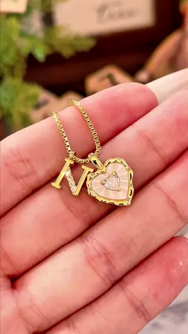 ​El detalle perfecto para regalar o consentirte tú misma 🤍✨ Esta hermosa cadena con inicial y corazón laminado en oro de @Tewiky  está divina, es resistente al agua y se ve increíble con todo. ¡Consigue la tuya aquí abajo en el carrito naranja de TikTok Shop! 👇✨ ​#Tewiky #TikTokShop #Joyería  #RegalosOriginales #Accessorios ✨