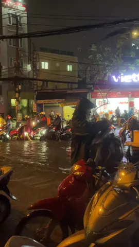 Đầu tháng 1/10. Ngập tại Bến xe miền Đông cũ hỏng về được nhà 😓🌧️⛈️🌨️#mưa #ngập_hết_đường #ngập 
