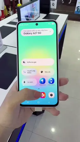Samsung Galaxy A27 5G là mẫu điện thoại Samsung tầm trung dành cho người dùng cần màn hình lớn, pin bền, camera ổn định và hiệu năng đủ dùng hằng ngày. Phiên bản Samsung Galaxy A27 5G 6GB/128GB tại Hoàng Hà Mobile có màn hình Super AMOLED 6.7 inch 120Hz, chip Snapdragon 6 Gen 3, camera chính 50MP có OIS, pin 5000mAh và sạc nhanh 25W. Sản phẩm phù hợp với học sinh, sinh viên, nhân viên văn phòng và người dùng muốn một chiếc smartphone Samsung chính hãng, dễ dùng, hỗ trợ 5G và có chính sách bảo hành rõ ràng.