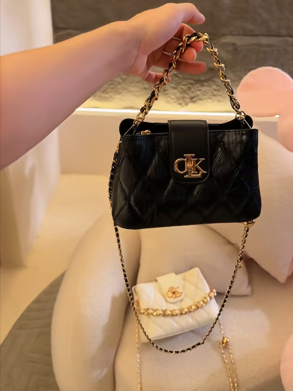 Your outfit deserves a beautiful bag.  Desain cantik dengan kesan elegan yang bikin penampilan makin standout.