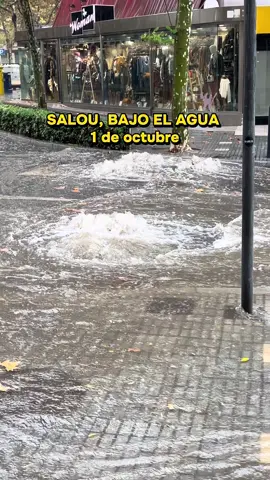 🌊 SALOU INUNDADO Así está Salou ahora mismo. Calles completamente inundadas, alcantarillas desbordadas y el agua bajando con muchísima fuerza tras la intensa lluvia del mediodia. Y no es la primera vez: cuando cae con fuerza, hay zonas de Salou que se inundan en cuestión de minutos. … por qué Salou se inunda tanto cuando llueve fuerte? 📍 Salou 📅 1 de octubre de 2026 #Salou #SalouHoy #Inundaciones #Temporal #lluvias 