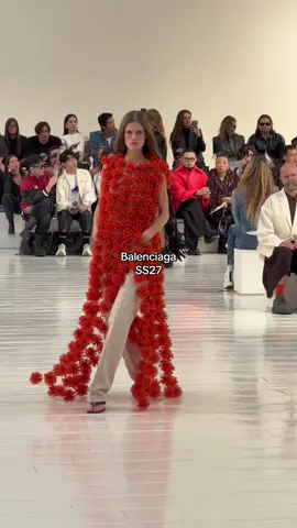 The Balenciaga SS27 show in Paris has just wrapped. Pierpaolo Piccioli opened the show with a series of total-white looks, before moving into bold shades, from fuchsia to orange. #balenciaga #pierpaolopiccoli #fashion #fashionweek #pfw 