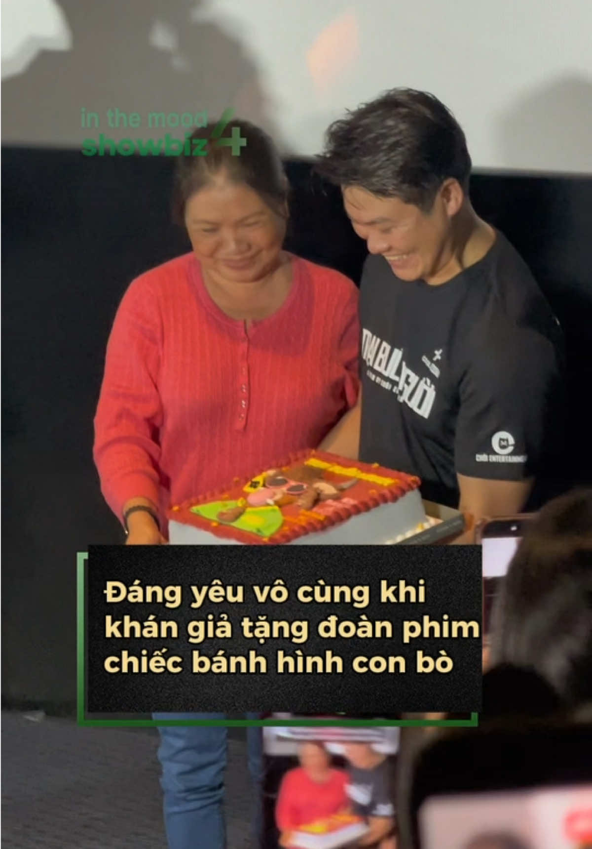 Vì con bò là biểu tượng của đoàn phim lần này nên khi khán giả tặng chiếc bánh hình con bò, nam đạo diễn vô cùng thích thú #traibuonnguoi #inthemoodforshowbiz 