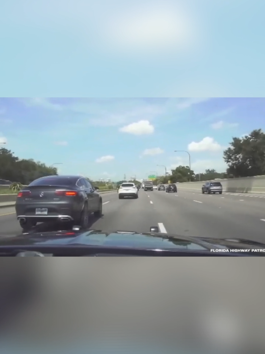 the mercedes get a crazy pet and run out. #us #cops #poursuite #caughtoncamera 
