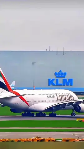 Airlines takeoff 🛫 and landing 🛬 shorts #aeroplane #Airline #landing #foryoupage 