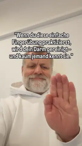 Dein Darm reagiert nicht nur auf Nahrung, sondern auch auf feine Signale aus deinen 
 Händen. In der Yogawissenschaft nutzen wir das seit Jahrtausenden, lange bevor 
 jemand das Wort Darm-Hirn-Achse kannte.
 Es geht hier nicht um Magie, sondern um ein fein reguliertes Zusammenspiel von 
 Nerven, Atmung und Verdauungsorganen. Wenn du diesen inneren Strom beruhigst, 
 kann dein Darm loslassen, was er sonst festhält.
 Vielleicht kennst du das Gefühl, dass der Bauch hart, aufgebläht oder einfach nur 
 müde wirkt, obwohl du „eigentlich gesund“ lebst. Stress, unverdaute Emotionen und 
 hektisches Essen blockieren nicht nur die Muskeln, sie stören auch die feinen 
 Darmnerven.
 Ja, manchmal braucht es Medizin, Diagnostik und schulmedizinische Behandlung, und 
 das ist wichtig und richtig. Und gleichzeitig zeigen uns alte Yogasysteme, dass du 
 parallel über Atem, Berührung und Bewusstsein sanft mitsteuern kannst.
 In dieser Fingerübung verbindest du genau das: das feine Nervennetz deiner Hände 
 mit der Ruhe deines Bauchzentrums. Du legst beide Daumen ruhig an, öffnest und 
 schließt zwei Minuten lang die oberen Fingerglieder deiner vier Finger beider Hände. 
 Während du die Augen sanft geschlossen hältst und tief in den Bauch atmest, bekommt dein Darm ein klares Entspannungs-Signal.
 Für mich fühlt sich diese Praxis an, als würdest du deine Verdauung von innen sanft massieren, statt sie zu zwingen. Genauso verbindet Yogawissenschaft seit Tausenden  von Jahren Beobachtung, Körperwissen und Mitgefühl, lange bevor wir moderne Begriffe dafür hatten.
 Folg mir, wenn du deinen Körper mit stiller, liebevoller Yogawissenschaft von innen unterstützen möchtest. 
 Ich möchte dir nichts verkaufen, ich möchte dir nur von Herzen etwas von dem Wissen weitergeben, dass ich in den letzten über dreißig Jahren lernen durfte.
 Danke, dass du diesem „Reel“ ein Like gibst. 
 Jetzt anmelden zur kostenfreien ZOOM-Meditationen unter
 yogi-vidyananda@kriyayoga-oldenburg.de 
 Geführte Meditationen, Vorträge und Interviews auf YouTube und Spotify unter Yogi 
 Vidyananda. 
 Nähere Infos unter www.yogi-vidyananda.de 
 #Meditation 
 #Atmung 
 #Yoga 
 #Gesundheit 
 #Heilung