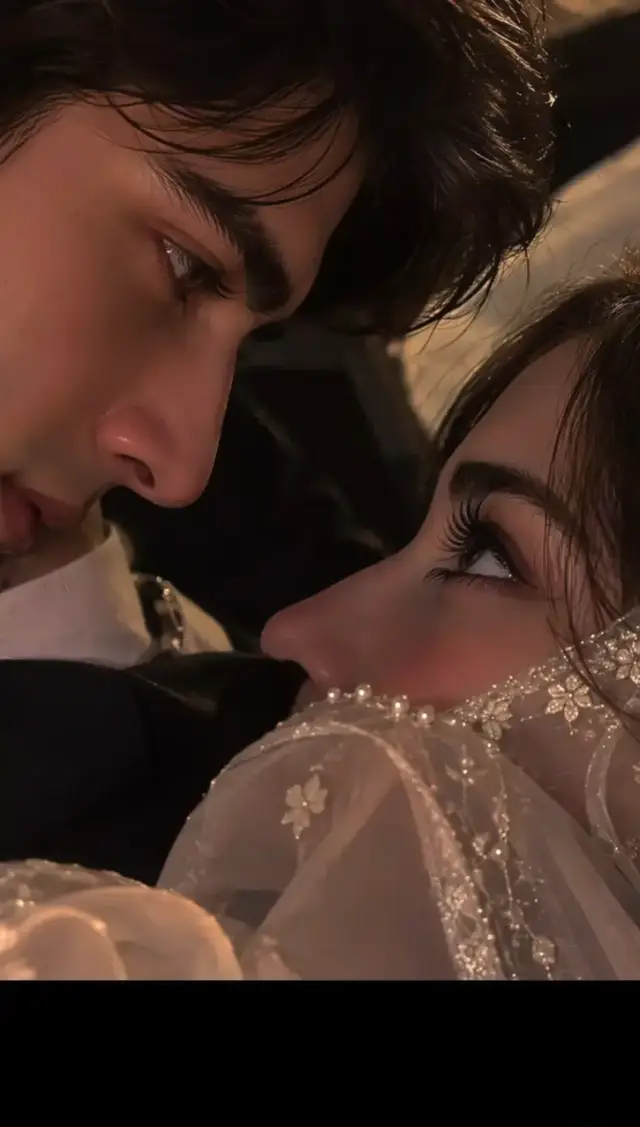 دونوں ہی ڈرتے ہیں ایک دوسرے سے بات کرنے میں۔ اک کو عشق ہے اس لیے اور دوسرے کو عشق نہ ہو جائے اس لیے۔ #fyp #foruyou #viralvideos #growmyaccount #urdu_poetry 