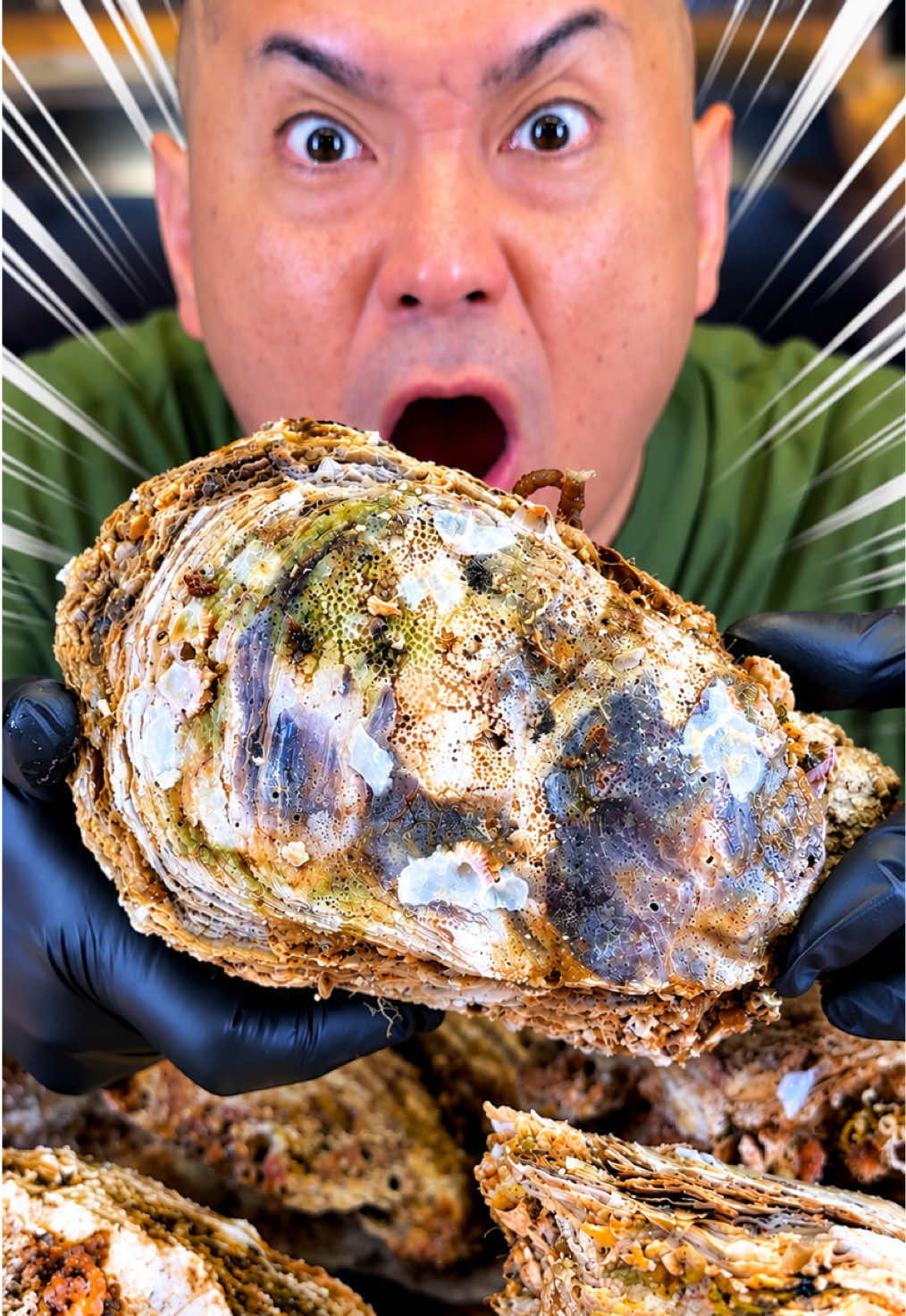 Now THAT’S a giant oyster! 🦪🔥 #GiantOyster #Oyster #岩牡蠣 #JapaneseFood
