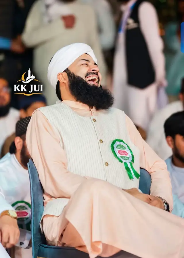 یہ سارے ناصبی، خارجی اینڈ کمپنی مفتی عبدالواحد قریشی صاحب کی مسکراہٹ پہ قربان! ❤️🔥 مفتی صاحب! اللہ تعالیٰ آپ کی ہر طرح حفاظت فرمائے۔ 🤲❤️ زمین کے سارے فرعونوں سے الجھ بیٹھے ہیں آپ، مگر حق بات کہنے کا حوصلہ بھی کمال ہے۔ ✊ #MuftiAbdulWahidQureshi #مفتی_عبدالواحد_قریشی #IslamicPodcast #حق_بات #علمی_گفتگو @Ammar Khan Yasir @Maulana Fazl-ur-Rehman 