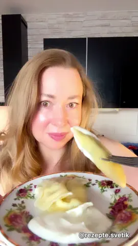 Wareniki in nur 15 Minuten! 😍 Mit fertigem Flammenkuchen-Teig geht es super schnell. Die Wareniki werden schön dünn, zart, zerfallen beim Kochen nicht und schmecken richtig lecker. Die Füllung kannst du nach Geschmack wählen. Bei mir ist es Quark mit frischem Dill. Du kannst aber auch Kartoffelpüree, eine süße Quarkfüllung oder Beeren nehmen. Zutaten für ca. 40–50 Stück: 🌺 2 Packungen fertiger Flammenkuchen-Teig 🌺 2 Packungen Quark à 250 g 🌺 1 Ei 🌺 Frischer Dill nach Geschmack 🌺 Salz nach Geschmack 🔻 Den Flammenkuchen-Teig auspacken und ausrollen. Nicht zusätzlich dünner ausrollen – die Stärke ist genau richtig. 🔻 Mit einem Glas oder Ausstecher Kreise aus dem Teig ausstechen. 🔻 Für die Füllung Quark mit Ei, frischem Dill und Salz gut vermischen. 🔻 Jeweils etwas Füllung auf die Teigkreise geben, zusammenklappen und die Ränder gut zusammendrücken. 🔻 Die Teigreste zu einem Ball formen, nochmals ausrollen und daraus weitere Wareniki machen. 🔻 Die Wareniki in kochendes Salzwasser geben und ca. 5–7 Minuten kochen. 🔻 Mit geschmolzener Butter servieren. Guten Appetit! ❤️ #wareniki #schnellerezepte #einfacherezepte #flammenkuchenteig #rezeptesvetik