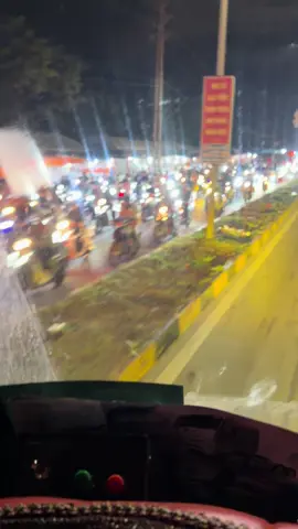 Các chị e đi làm về đông vui quá