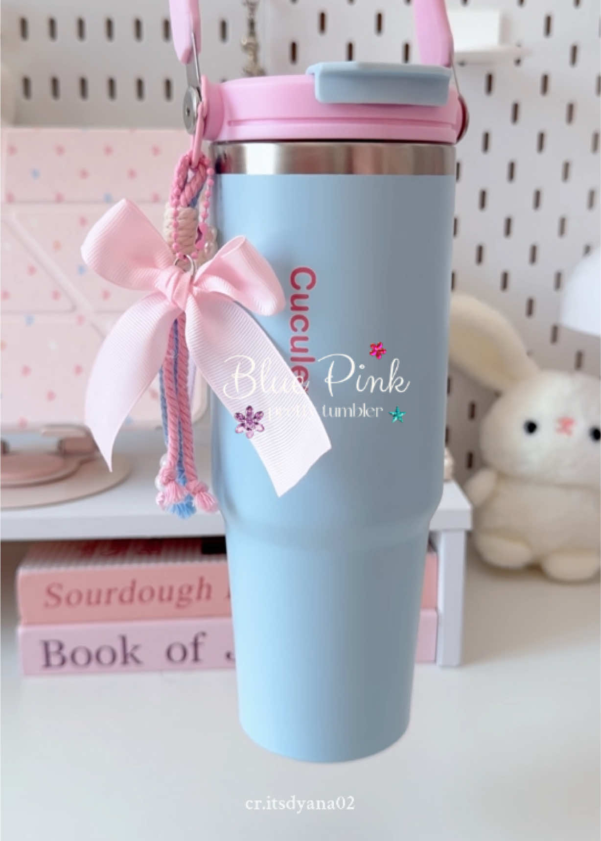 blue & pink combo yang terlalu cute to resist 🥹🎀 detail pitanya juga gemes banget, langsung jadi my new little favorite 🩵✨ Cuculemon girlies, you need this one 🫶🏻 #promoguncang1010 #gajiansale #tumblerlucu #tumblertahanpanasdingin #tumbleraesthetic 
