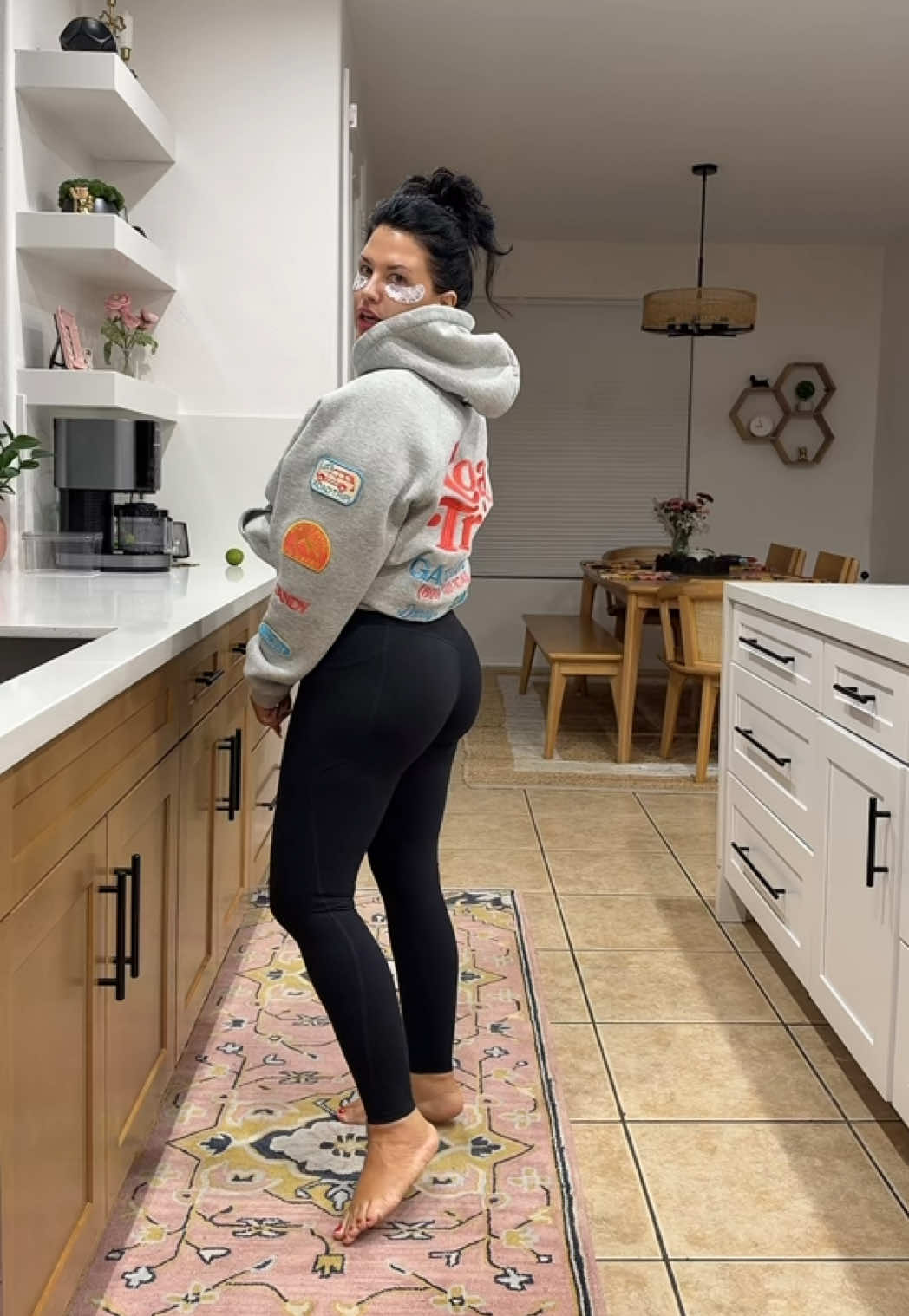 Cankles brought to you by international flights 😅 #halaraleggings #anticellulite #tiktokshopfalldealsforyou #sculptingleggings 