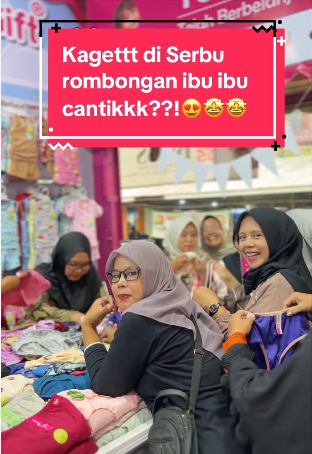 Kagett bangettt di serbu rombongan ibu ibu dan kaka kaka cantik!!  😍😍 . Tapiii!! inilah moment yang kitaa senangii , yang belum mampir ke toko rumah pakaian dalam Comal segera mampir dan borong yukk promo promo nya biar samaan kaya ibu ibu rombongan🥰😍  #rumahpakaiandalam38comal #pasarcomalpemalangjateng #rpd #promomurah #pemalang24jam 