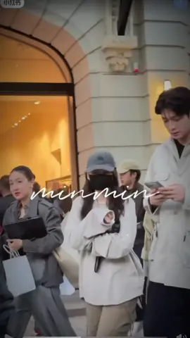 Lại nữa hả???🤔  Staff này cố tình mặc cùng tone cho giống cặp CP à😡😡😡 (Staff : Chị đây với YoonSik là 1 cặp,ngon thì sấy đi,chị vẫn đi làm và ở gần nè) #kimyoonsik #yoonsikinparis #staff #viral #Vy_Met67 