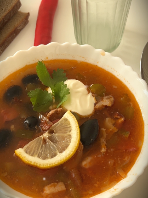 Мастер-класс по солянке: просто и невероятно вкусно #еда #рецепт #ностальгия #суп #незабытыерецепты  Настоящая мясная солянка — тот самый вкус, который возвращает к жизни после трудового дня. Мы восстановили классический рецепт, чтобы добиться идеального баланса копченостей, оливок и соленых огурцов. Это блюдо — эталон, которым славится советская кухня, где важна каждая деталь наваристого супа.   ❤️Подписывайтесь, чтобы чаще готовить рецепты СССР, которые мы бережно храним 👉 https://www.youtube.com/@nezabytye_recepty