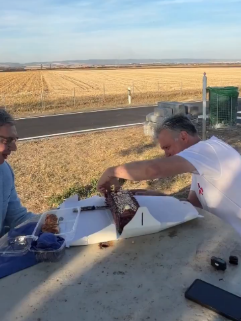 Da li ovo treba da nam bude simpatično...??? Neki tip dvojnik, koji Liči na hulju šiptarsku žvalavu čipuljićku preko puta njega, negde uz auto put prstima otkida komad torte i gura u usta...! Čuje se smeh u pozadini, snimatelja ili nekog iz pratnje i glas koji se probio iz punih usta 