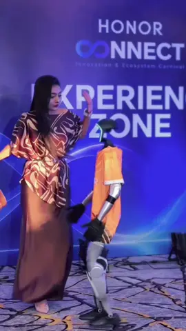 HONOR 2026-এর Robotics Phone-এর robot-কে সামনে থেকে দেখা, তার সাথে কথা বলা আর পুরো momentটা enjoy করা—সত্যিই such a great experience! 🤖✨#sanjida_snigdha #MASHALLAHماشاءالله #likeforlike #foryou #robotic 