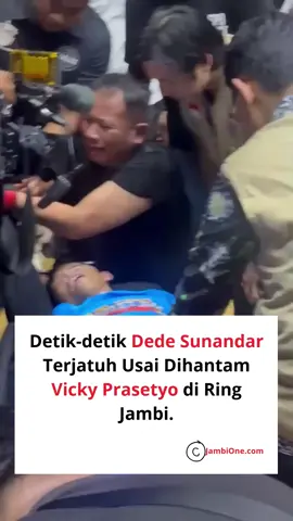Vicky Prasetyo dan Dede Sunandar terlibat duel panas di atas ring dalam Kapolda Fighter Match 2026 di GOR Kota Jambi, Sabtu, 3 Oktober 2026. Pertandingan mendadak bikin penonton tegang setelah Dede Sunandar terkena pukulan keras dari Vicky hingga terjatuh dan sempat tak sadarkan diri. Tim medis langsung memberikan pertolongan sebelum Dede dievakuasi untuk mendapat penanganan lebih lanjut. Yang bikin suasana semakin haru, Vicky terlihat terpukul dan menangis melihat kondisi Dede. Ajang yang awalnya menjadi tontonan olahraga dan sportivitas itu pun berakhir dengan momen menegangkan. Semoga Dede Sunandar segera pulih dan kembali beraktivitas seperti biasa. . . . . #vickyprasetyo #dedesunandar #poldajambi  #duel #jambi 