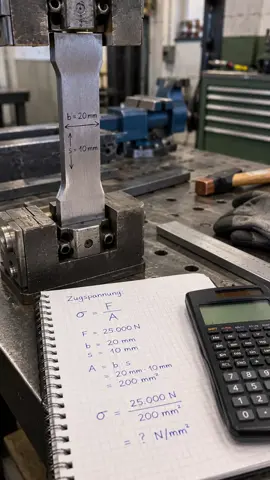 ⚙️ Kraft durch Fläche = Spannung! So berechnest du die Zugspannung eines Bauteils richtig. Mehr Metall-Grundlagen und Prüfungsvorbereitung auf metall-erfolg.de 🔩 #metallbau #metallbauer #azubi #prüfung #metallerfolg 