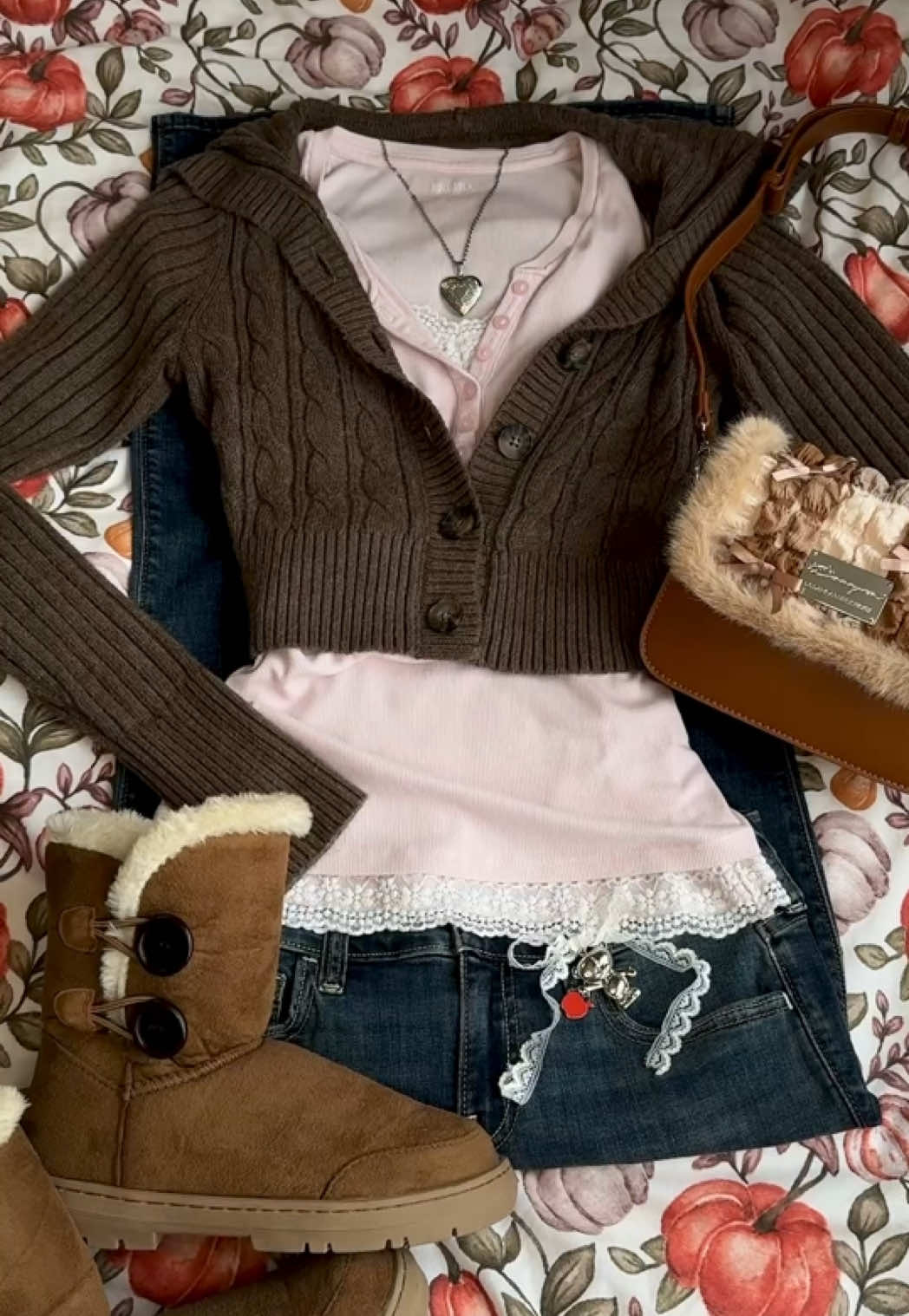 Who doesn’t love a good brown and pink outfit💝🧸🍂 #outfitinspo #autumnoutfit #hollister #OOTD #2000sautumn 