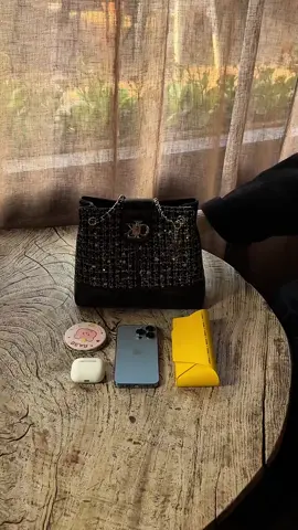 Tas wanita dengan desain elegan dan modern, cocok digunakan untuk aktivitas sehari-hari maupun acara formal. Terbuat dari bahan berkualitas, ringan, awet, dan memiliki ruang yang cukup untuk menyimpan kebutuhan penting. Tampil stylish dengan kenyamanan maksimal.#tasterbaru #tasselempang #tastrendy #taswanita 