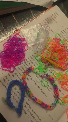 I still know how to make these #loombracelets #bracelets #2010 #fypシ゚viral #zyxcba 