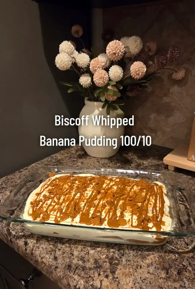 🍌🍪 BISCOFF COOKIE BUTTER BANANA PUDDING 🤎 If you love banana pudding AND Biscoff… you NEED to try this! 😍 🛒 Ingredients • 1 can sweetened condensed milk • 1½ cups cold water • 1 packet vanilla pudding mix • 3 cups heavy whipping cream • Biscoff cookies • Biscoff cookie butter • Bananas 👩‍🍳 How I Make It 1️⃣ Mix 1 can sweetened condensed milk + 1½ cups cold water + 1 packet vanilla pudding mix until combined. 2️⃣ Cover and refrigerate for at least 3 hours so the pudding can set. 3️⃣ In a separate bowl, whip 3 cups heavy whipping cream until you have a fluffy whipped-cream consistency. 4️⃣ Once the pudding mixture is ready, gently mix it together with the whipped cream. 5️⃣ Grab a 9x13 baking dish and start layering: 🍌 Banana 🍪 Biscoff cookies 🤎 Pudding mixture 🍯 Drizzle of melted cookie butter 6️⃣ Repeat the layers until you've used everything. I did 3 layers. 7️⃣ Crush the remaining Biscoff cookies over the top and finish with another generous drizzle of melted cookie butter. 🤎🍪 ✨ Chill before serving for the best flavor! This one is seriously ADDICTING. 😍🍌🍪 #BiscoffBananaPudding #CookieButter #BananaPudding #BiscoffDessert #DessertTok 