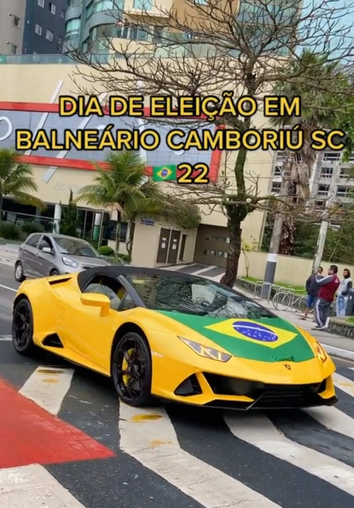 Estou na #festa do #flavio em #balneariocamboriu #supercarros #ferrari 
