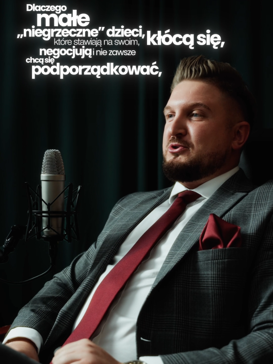 To, co dzisiaj u małego dziecka nazywasz „uporem”, za dwadzieścia lat może być jego największą rynkową przewagą. 🧠 ​Rodzice często marzą o idealnie posłusznym maluchu, zapominając, że cechy utrudniające wychowanie są dokładnie tymi samymi, które decydują o sukcesie w dorosłości. ​Oto dlaczego „niegrzeczne” dzieci radzą sobie w życiu lepiej: ​Nauka asertywności od najmłodszych lat: Stawianie na swoim i mówienie „nie” w dzieciństwie przekłada się w dorosłości na umiejętność stawiania granic partnerowi czy szefowi. ​Trening skutecznych negocjacji: Dzisiejsza ciągła „dyskusja z mamą” to za kilkanaście lat odwaga do negocjowania podwyżki, stawek z klientem czy warunków kontraktu. ​Odporność na presję otoczenia: Dziecko, które nie przyjmuje ślepo każdego nakazu, wyrośnie na dorosłego, który nie da sobą manipulować i nie podporządkuje się bezmyślnie tłumowi. ​Oczywiście jasne granice są niezbędne. Ale jeśli Twoje dziecko dużo pyta, negocjuje i walczy o swoje – nie walcz z tym na siłę. Ono po prostu trenuje kompetencje, za które rynek płaci najwięcej. ​📌 Zapisz tę rolkę na później, by spojrzeć na trudne zachowania swojego dziecka z nowej perspektywy! ​Masz w domu małego „negocjatora”, czy Twoje dziecko należy raczej do tych spokojnych? Daj znać w komentarzu! ​👉 Obserwuj mój profil, jeśli chcesz lepiej rozumieć mechanizmy psychologiczne, wychowywać pewne siebie dzieci i budować silny mindset! ​#wychowanie #psychologia #dzieci #mindset #asertywność ​wychowanie dzieci • grzeczne dziecko • asertywność u dzieci • negocjacje • pewność siebie • odporność psychiczna • stawianie granic • rozwój dziecka • rodzicielstwo • mądre wychowanie • sukces w życiu • psychologia dziecka • upór u dziecka • wyznaczanie granic • kompetencje przyszłości • przedsiębiorczość • odwaga • siła charakteru • budowanie osobowości • samoakceptacja • dojrzałość • emocje dziecięce • błędy wychowawcze • samorozwój • przekonania • dojrzałe rodzicielstwo • niezależność • własne zdanie • wychowanie do sukcesu • relacja z dzieckiem