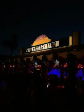 Knotts Scary Farm knew the assignment 🎃 🧟‍♂️ 🕸️ #knottsberryfarm #knottsscaryfarm #halloween #scary #themepark 