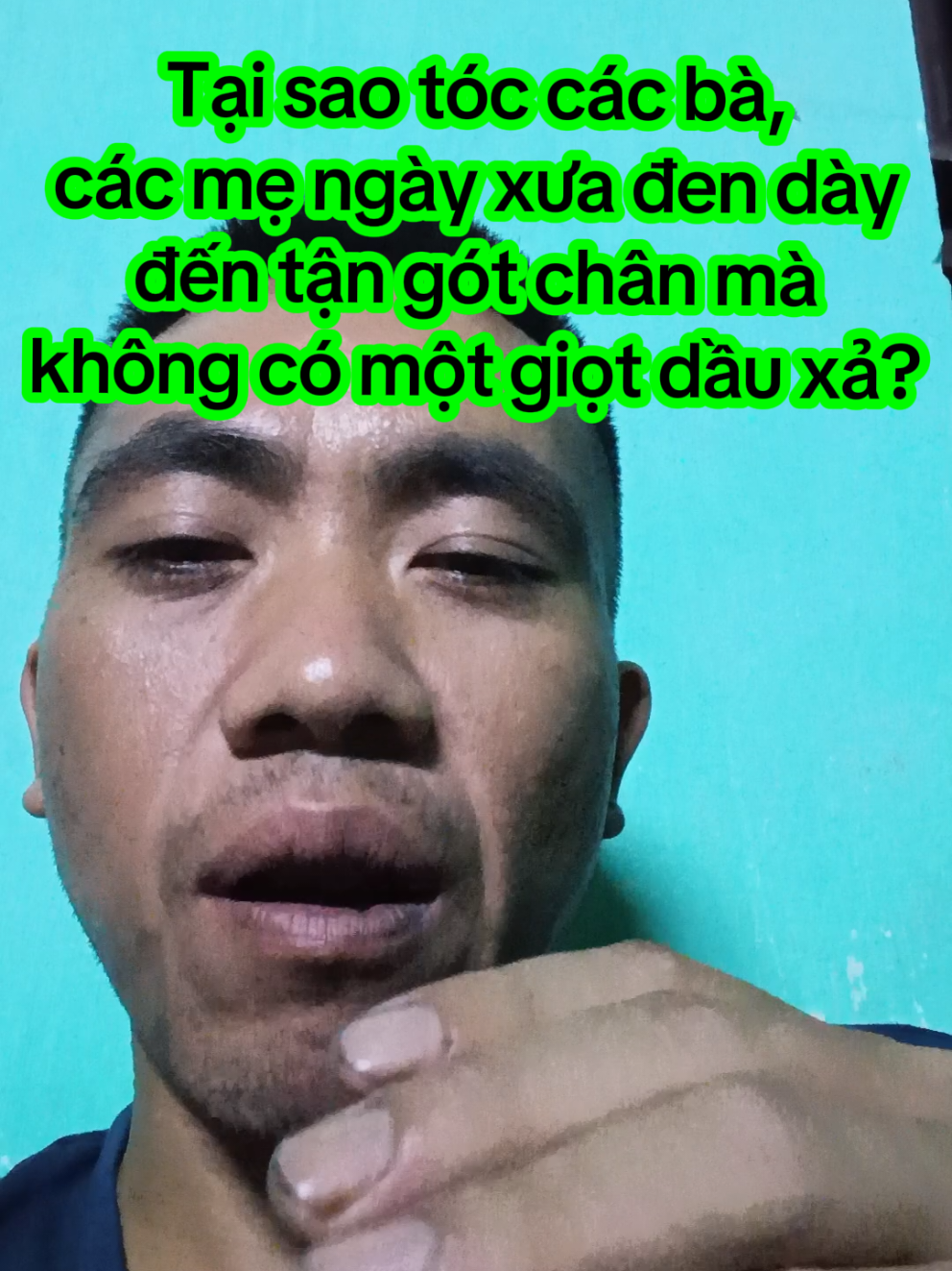 Cả tuổi thơ tôi cứ thắc mắc tại sao tóc bà dài chấm gót mà bóng thế, hóa ra bí mật là bát nước vàng này... Tro nếp > tro tẻ, các cụ dặn không sai một ly! Các bạn có dám bỏ dầu gội 1 tuần để thử lại cách của các cụ không? #meodangian #goiđauBangTroRom #tocdep #biquyetcuabà #songxanh 