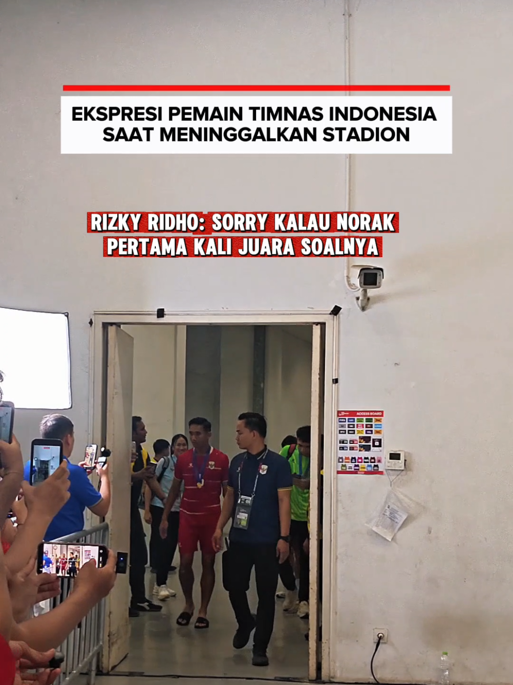 Euforia juara terasa saat para pemain Timnas Indonesia meninggalkan Stadion Utama Gelora Bung Karno (SUGBK), Jakarta, setelah memastikan diri meraih gelar juara FIFA ASEAN Cup 2026. Sorak-sorai dan teriakan kebahagiaan mengiringi perjalanan para pemain menuju bus. Di tengah suasana tersebut, Rizky Ridho bahkan sempat berkata: “Sorry kalau norak karena baru pertama juara.” Wajar kalau kali ini mereka begitu larut dalam kebahagiaan. Setelah melewati perjalanan panjang, akhirnya para pemain Timnas Indonesia bisa merasakan langsung momen mengangkat trofi bersama Skuad Garuda. Malam yang tidak akan mudah dilupakan. #TimnasIndonesia #IndonesiaJuara #RizkyRidho #FIFAASEANCup2026