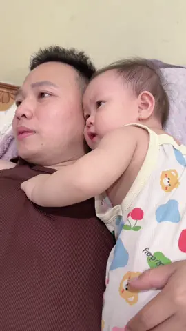 Ẻm cứ quấn quýt hun hít bố như này sao bố lỡ đi đâu 🥰