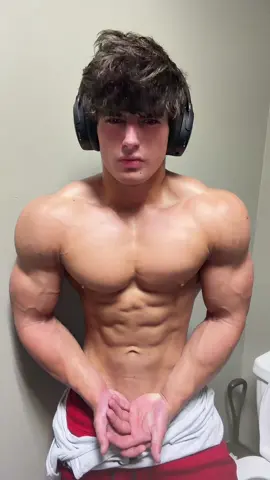 Best shoulder waist ratio on the app? #gymmotivation #GymTok #foryoupage 