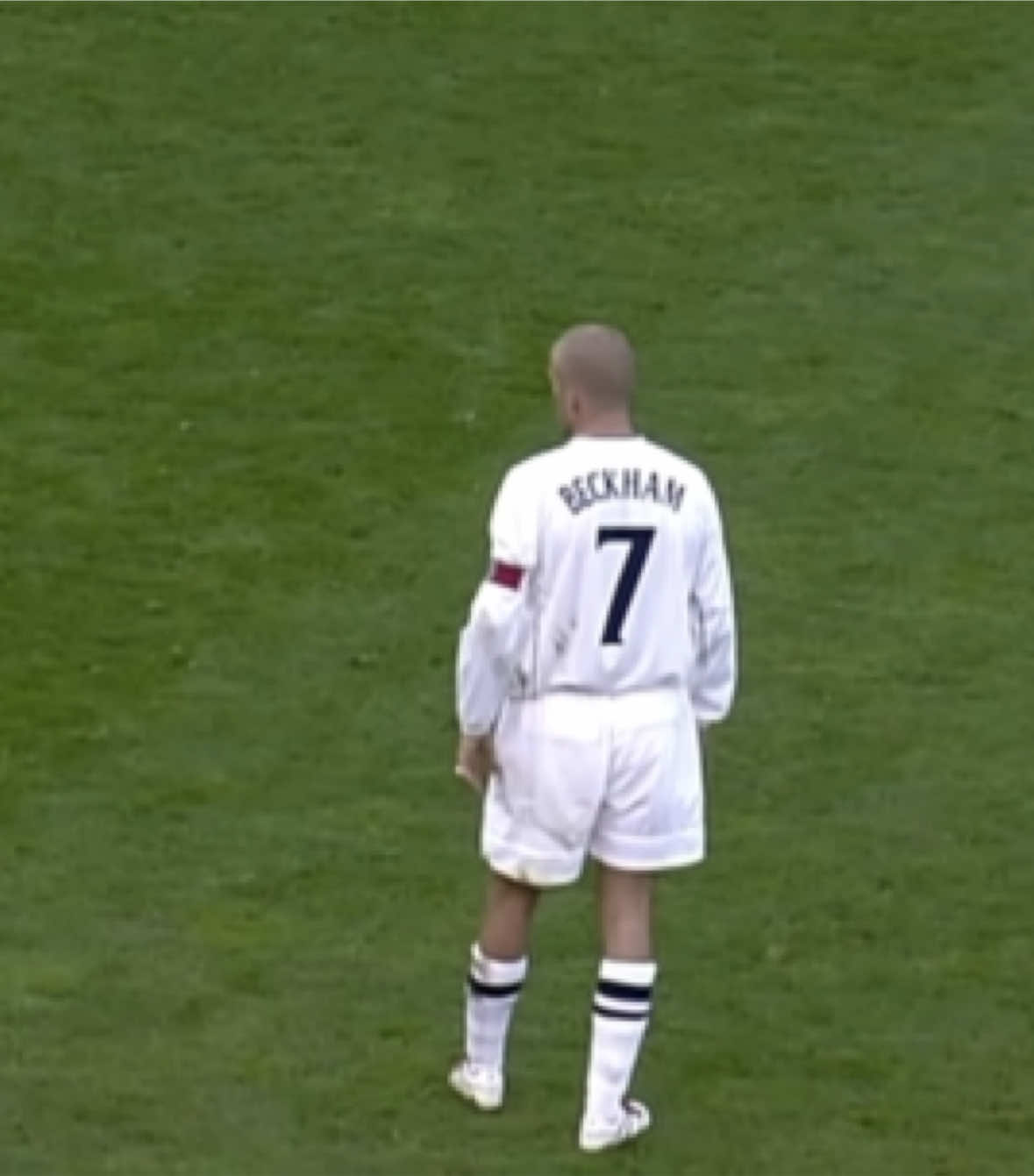 ON THIS DAY: 2001 - David Beckham scores this last minute equaliser to guarantee England a place at the 2002 World Cup in Japan and South Korea. One of the all time great England goals. #england #DavidBeckham #epl  #footballtiktok #fyp