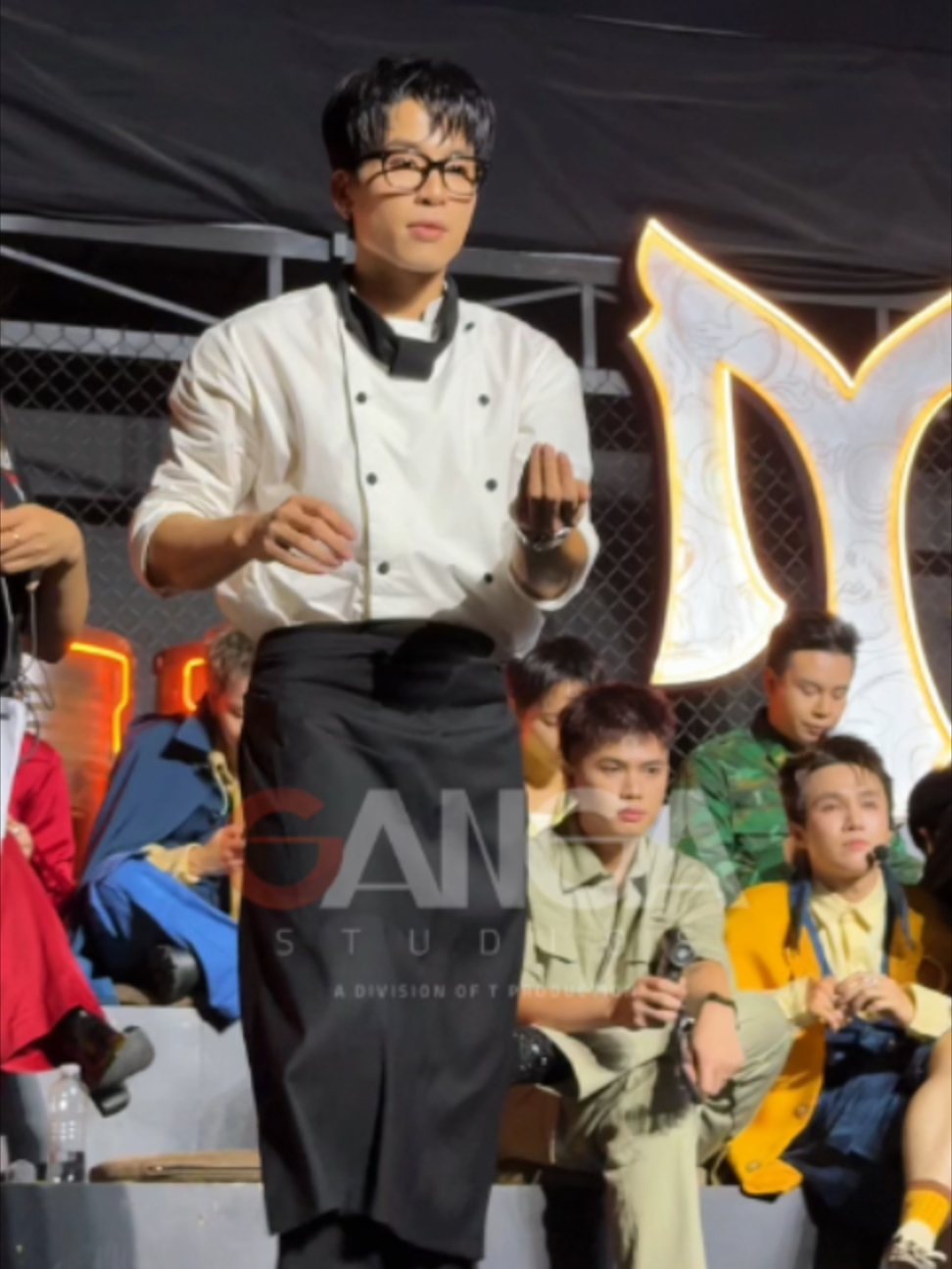 'siêu đầu bếp' Thơm Dalab mời khán giả ăn tại chung kết GANGA STUDIOS - A Division of T PRODUCTION Đơn vị sản xuất hình ảnh & dàn dựng sân khấu chương trình Anh Trai Vượt Ngàn Chông Gai 2026 #GANGAStudios  #DinhHaUyenThu  #TProduction  #AnhTraiVuotNganChongGai2026