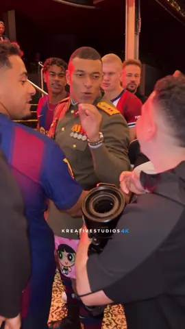 El general Mbappé está con flow… 🫡🔥 ¡Llegó con su escuadrón y se adueñó del ritmo! 😂🎤 ¿Quién se atreve a quitarle el micrófono? 👀👇 #Mbappé #HumorFutbolero #IA #kreativestudios4k @Larissa Ferrari 🇧🇷🇪🇸🇫🇷 
