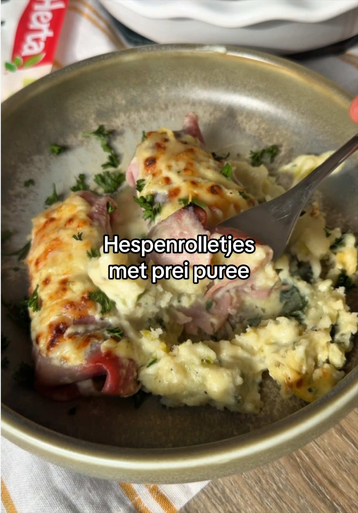 Comfortfood op z’n allerbest! Publiciteit - Puree gerold in de heerlijke eiwitrijke en vetarme @herta_belgium ham. Het formaatje van deze ham is ook handig om stevige rolletjes te maken. Kaassausje erbij en smullen maar. Enjoy! - 2 pakken Herta ham PUREE👇 500 g bloemige aardappelen + 1 kleine prei, in ringen, gebakken in boter + 1 el versnipperde peterselie + 40 g geraspte kaas naar keuze + 1 ei + 35 g paneermeel 👉 Patatjes koken en alles onder elkaar prakken tot een stevige puree. Goed kruiden met peper en zout. Leg een lepeltje puree op een schelletje hesp. Rol strak op en herhaal tot de ham op is. - SAUS👇 15 g boter 15 g bloem 100 ml kipbouillon (warm) 250 ml melk (kamertemp) 1 tl mosterd 40 g geraspte kaas 👉 roux maken, al roerend de bouillon erbij. Dan al roerend de melk en dan mosterd toevoegen. Inkoken tot gewenste dikte. Vuur uitzetten en de kaas eronder mengen. Kruid af met peper en zout. - Neem er een ovenschaal bij en smeer op de bodem de resterende puree uit, volg met een laagje kaassaus én druk daarin de hespenrolletjes. Nog een streepje kaassaus erop + wat extra geraspte kaas én 15 min in de oven (200°C) waarvan de laatste 5 min onder de grill. Afwerken met peterselie én enjoy! - #comfortfood #hespenrolletjes #ham #hesp #ovenschotel 