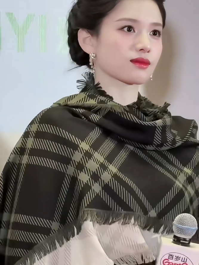 「burberry_zjy」 Nhìn lại những chiếc khăn choàng bbr quàng trên người Tịnh Nghi🫰🏻 #zhangjingyi #truongtinhnghi #จางจิ้งอี๋ #张婧仪 #zzhangjoy 