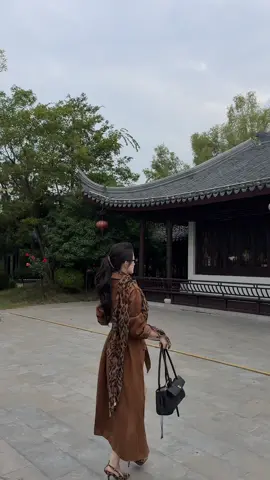 Thứ gọi là tình yêu bắt đầu từ nhan sắc, chìm đắm vào tài hoa, hết lòng bởi nhân phẩm, si mê vì thân xác, mơ mộng do giọng nói, say mê trong tình ý.  THÌ ..... Cuối cùng đứt đoạn bởi vì vật chất, thất bại vì hiện thực. #xuhuong