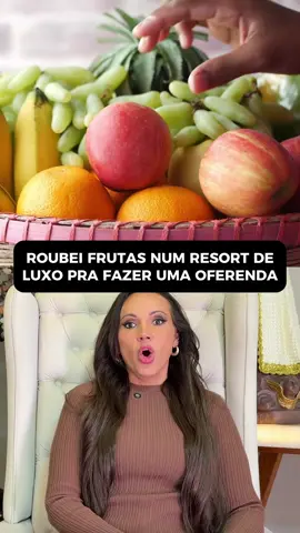 Roubei frutas em um resort de luxo para fazer uma oferenda