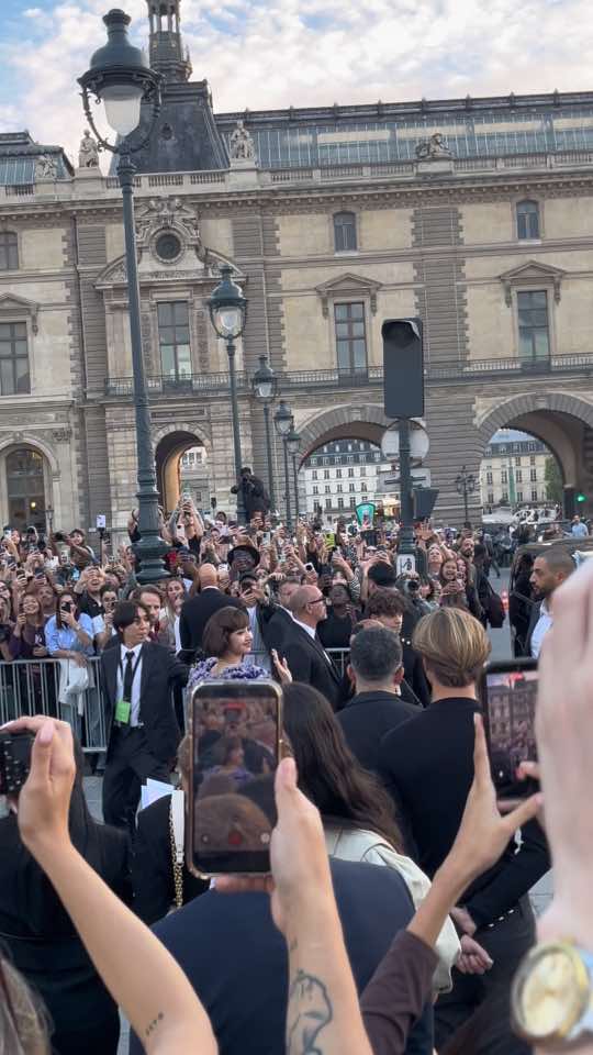 U finally see ur idol 🤧🤌🏻👏🏻 #lisa #parisfashionweek #louisvuitton #lisablackpink 
