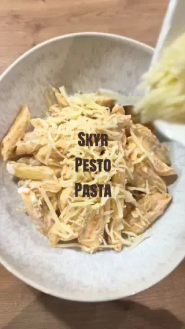 Zutaten:  Nudeln Skyr Pesto Salz / Pfeffer  Käse light  #skyr #ardasaatci #pasta #pesto #skyrpasta 