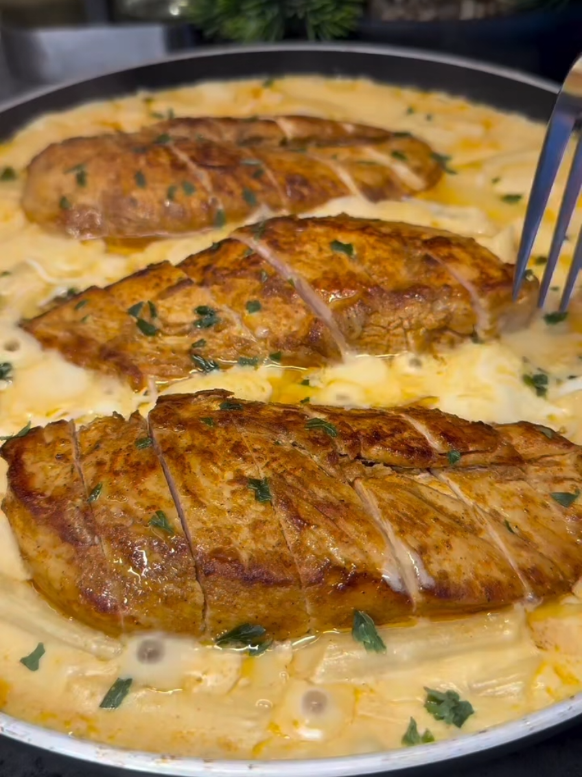 Pâtes au poulet ultra crémeuses 🤤  Une sauce ultra fondante et du poulet tendre 🥰 Ingrédients :  • 300g de pâtes • 3 filets de blancs de poulet • L'huile  • Épices (sel, poivre, paprika, curry) • 1 Oignons frais • 25cl de crème liquide • Fromage râpé Préparation :  1. Faire cuire les pâtes dans de l'eau bouillante en veillant à ce que l'eau soit bien salée.  2. Arroser les blancs de poulet d'un peu d'huile, puis les assaisonner avec du sel, du poivre, du paprika et du curry pour bien les imprégner des épices.  3. Dans une poêle avec un peu d'huile, faire revenir des oignons finement coupés. Une fois colorés, les décaler sur le côté de la poêle pour y faire cuire les blancs de poulet marinés, puis retirer le poulet une fois cuit.  4. Verser de la crème liquide dans la poêle avec les oignons, puis ajouter le fromage râpé et mélanger le tout jusqu'à obtenir une sauce bien épaisse.  5. Mettre les pâtes cuites dans la sauce crémeuse et mélanger. Disposer par-dessus les blancs de poulet joliment coupés en tranches avant de servir.  Le réconfort absolu dans un seul plat ♥️ #gravebon #pates #poulet #recettefacile #recetterapide 
