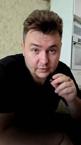 Самая полезная аминокислота в мире! 💪 И я тебе про нее сейчас расскажу! Я нашел крутой L-аргинин 1800 мг от — это чистый L-аргинин альфа-кетоглутарат (АКГ) в капсулах, без лишних наполнителей. Именно такая форма АКГ усваивается быстрее и лучше, особенно когда ты активно тренируешься. Он помогает мне поддерживать выносливость, быстро восстанавливаться и заботиться о здоровье сосудов. (артикул на ОЗОН: #5681370616 артикул на ВБ: #1510931752) Как он работает? L-аргинин 1800 мг — это донатор оксида азота, который усиливает кровоток. Это значит, что мои мышцы получают больше кислорода и питательных веществ, а это дает мне: * 🚀 Усиленное кровообращение в мышцах и мозгу, я чувствую себя бодрее и сфокусированнее. * 🏋️‍♀️ Повышенную выносливость во время тренировок, могу выкладываться по полной. * 🩸 Поддержку нормального давления, если принимаю его регулярно и слежу за образом жизни. * ✨ Ускоренное восстановление после нагрузок, и я быстрее готов к новым свершениям. Важно: аргинин не даст мгновенного эффекта. Он работает в связке с твоими усилиями: когда ты двигаешься, высыпаешься и пьешь достаточно воды. Это мощный помощник, но не волшебная таблетка! 💧 Я принимаю по 3 капсулы в день во время еды. Так я получаю 1200 мг чистого аргинина — это отличная поддержка для моего организма. 🌿 Помни, если тебе нужна дозировка больше 4 г/сут, это уже терапевтическая доза, ее назначает только врач. Сохраняй, чтобы не потерять и попробовать самому! 😉