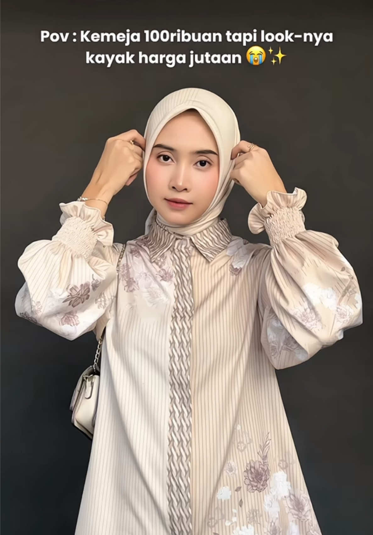 Kemeja 100ribuan, tapi look-nya? 😭✨ Kelihatan mahal banget, padahal harganya masih ramah di kantong 🤍 Cocok dipakai buat kondangan, bukber, sampai acara spesial. Siapa bilang tampil classy harus mahal? 👀 #EshaScarf #KemejaWanita #FashionMuslimah #OutfitLebaran #fyp 